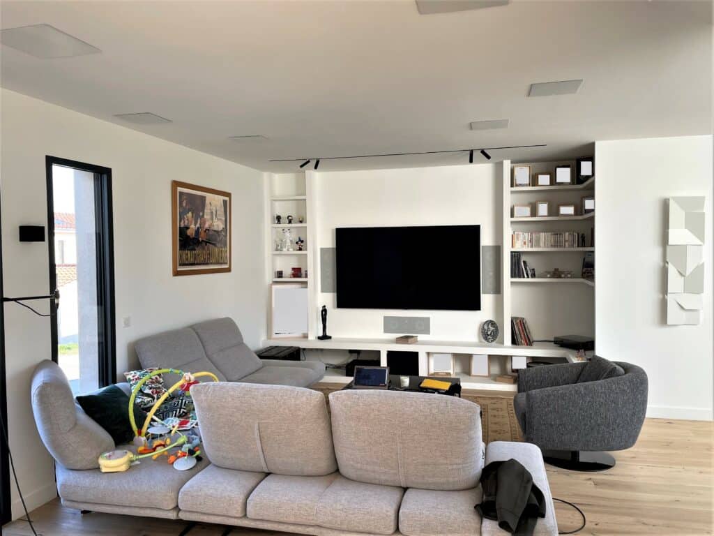 Espace Home-Cinema certifié Dolby Atmos du salon d'une habitation aux finitions haut de gamme.