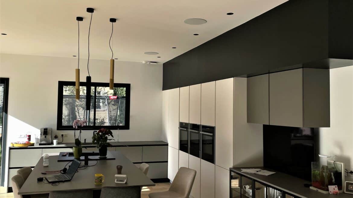 Un système multi-room complet avec une écoute stéréo dynamique et précise dans la cuisine.